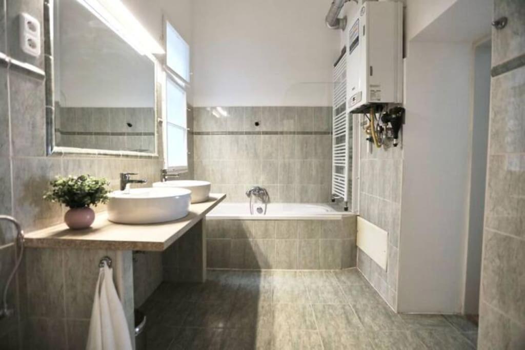 Unwind In Style W Sauna Dsgn 2Br Home Budapešť Exteriér fotografie